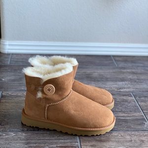 New UGG Women’s Bailey Button Mini II in Chestnut